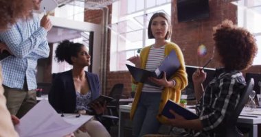 Muhtelif iş arkadaşları ofiste toplantı ve tartışma yapıyorlar. Bağımsız yaratıcı tasarım işi. bağımsız yaratıcı tasarım işi.