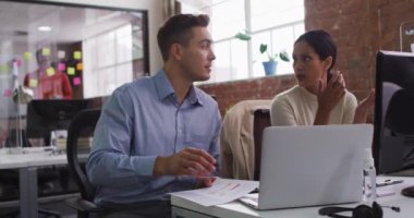 İş yerinde çeşitli erkek ve kadın iş arkadaşları tartışılıyor. Modern bir ofiste iş..