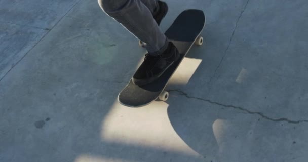 Niedrige Sektion Des Kaukasischen Mannes Skateboarding Einem Skatepark Sommer Skatepark — Stockvideo