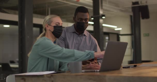 직장에서 마스크를 노트북을 사용하는 사업을 사업가들 코로나 바이러스 유행병 창궐하는 — 비디오