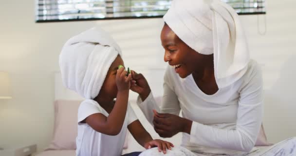 Щаслива Афро Американська Мати Дочка Рушниках Сидять Ліжку Кладуть Огірки — стокове відео