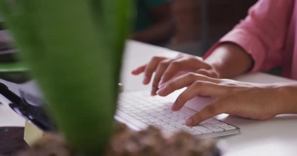 Закрыть Руки Предпринимательницы Смешанной Расы Печатающей Клавиатуре Компьютера Деловой Человек — стоковое видео