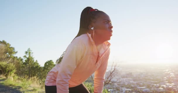 Afroamerykanka Ćwicząca Świeżym Powietrzu Słuchawkach Przygotowująca Się Biegania Wsi Zdrowy — Wideo stockowe