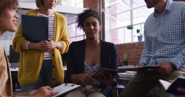 Femme Affaires Mixte Utilisant Tablette Bureau Discuter Avec Divers Collègues — Video