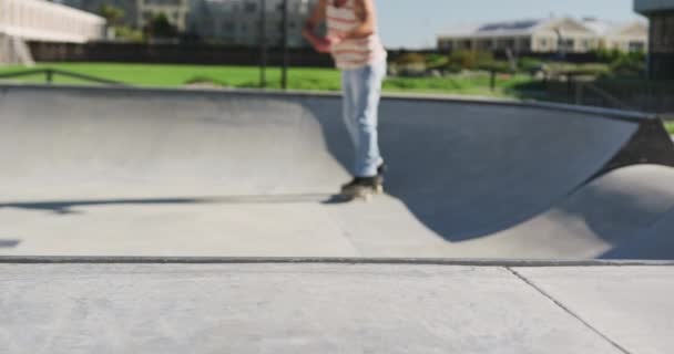 Homem Caucasiano Montando Pulando Skate Dia Ensolarado Sair Parque Skate — Vídeo de Stock