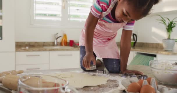 Chica Afroamericana Feliz Usando Cortadores Galletas Cocina Permanecer Casa Aislamiento — Vídeos de Stock