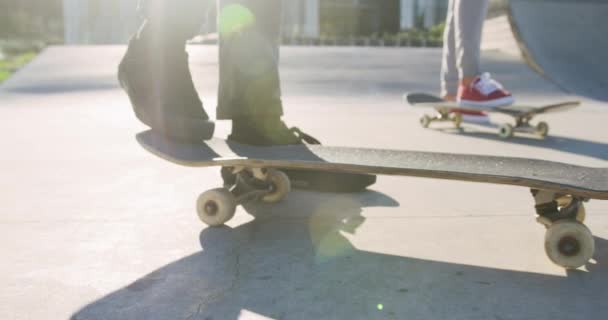 Låg Del Kaukasisk Man Och Kvinna Skateboard Skatepark Umgås Skatepark — Stockvideo