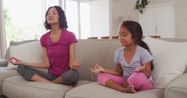 Madre Hija Hispanas Sentadas Sofá Meditando Casa Casa Aislamiento Durante — Vídeos de Stock