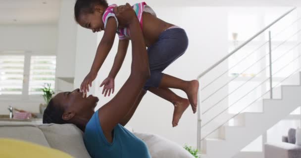 Gelukkige Afrikaanse Amerikaanse Moeder Dochter Zittend Bank Knuffelend Thuis Blijven — Stockvideo