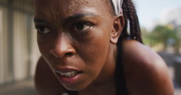 Wanita Afrika Amerika Yang Berolahraga Luar Ruangan Beristirahat Melihat Depan — Stok Video