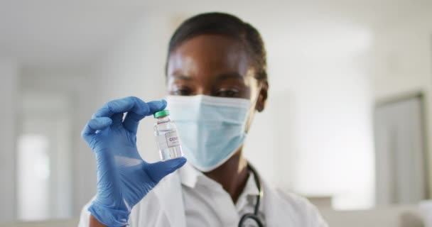 Αφροαμερικανή Γιατρός Μάσκα Προσώπου Που Δείχνει Εμβόλιο Στην Κάμερα Ιατρικός — Αρχείο Βίντεο