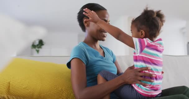 快乐的非洲裔美国母亲和女儿坐在沙发上 触摸着额头 隔离隔离隔离期间待在家里 — 图库视频影像