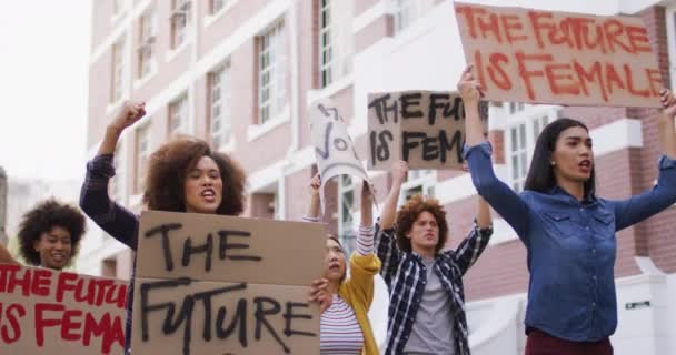 Rozmanitá Skupina Mužů Žen Kteří Během Protestu Zvedají Pěsti Křičí — Stock video