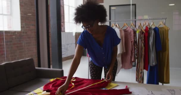 Afroamerikanische Modedesignerin Misst Kleidung Mit Einem Maßband Unabhängiges Kreatives Designgeschäft — Stockvideo