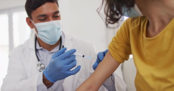 Médico Masculino Hispano Inyectando Una Chica Casa Todos Con Mascarillas — Vídeos de Stock