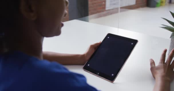 Αφροαμερικάνα Επιχειρηματίας Κάθεται Στο Γραφείο Έχοντας Βιντεοκλήση Χρησιμοποιώντας Tablet Χώρο — Αρχείο Βίντεο