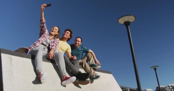 Šťastná Běloška Dva Kamarádi Berou Selfie Létě Poflakovat Bruslovém Parku — Stock video