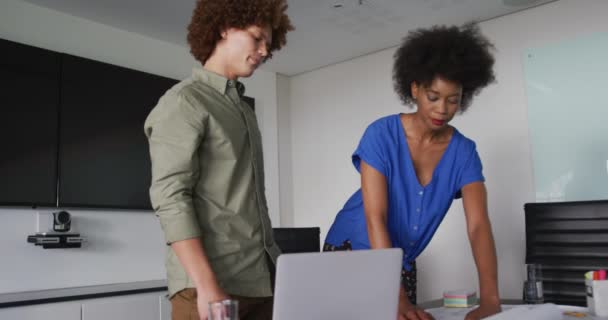 不同的男性和女性商界同事在讨论工作时都在看技术图纸 独立创意设计业务 — 图库视频影像