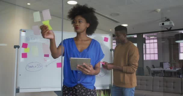 Afro Amerikaanse Mannelijke Vrouwelijke Collega Brainstormen Vergaderzaal Met Behulp Van — Stockvideo