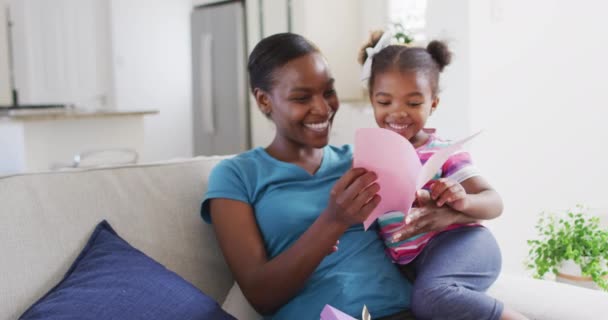 Filha Afro Americana Dar Presente Mãe Dia Mãe Ficar Casa — Vídeo de Stock