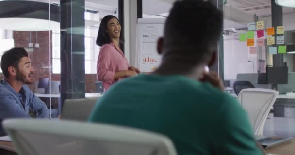 快乐的混血女商人站在白板旁边 在同事面前做演示 独立创意设计业务 — 图库视频影像