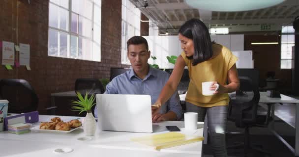 不同的男性和女性同事在工作中使用笔记本电脑进行讨论 现代办公室里的生意 — 图库视频影像