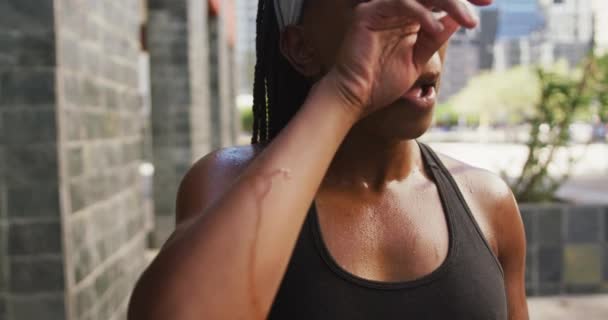Afroamerykanka Ćwicząca Świeżym Powietrzu Wycierająca Pot Mieście Zdrowy Outdoor Styl — Wideo stockowe