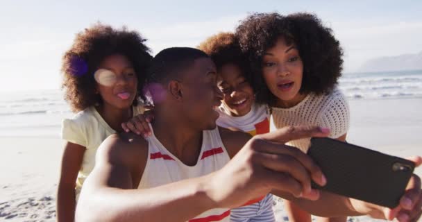 Padres Afroamericanos Sus Hijos Tomando Una Selfie Con Smartphone Playa — Vídeo de stock