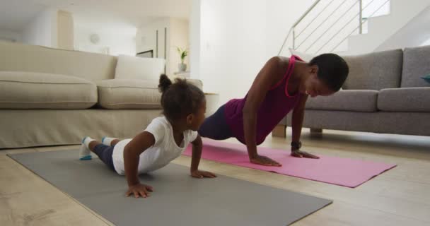 Glückliche Afrikanisch Amerikanische Mutter Und Tochter Bei Yoga Übungen Hause — Stockvideo