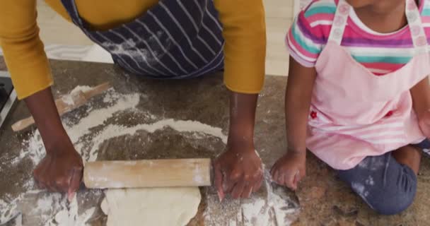 Feliz Madre Afroamericana Hija Con Delantales Que Divierten Mientras Cocinan — Vídeos de Stock