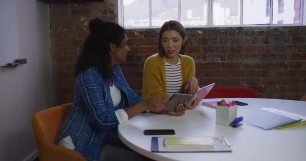 在工作场合讨论数字平板电脑的女同事各不相同 独立创意设计业务 — 图库视频影像