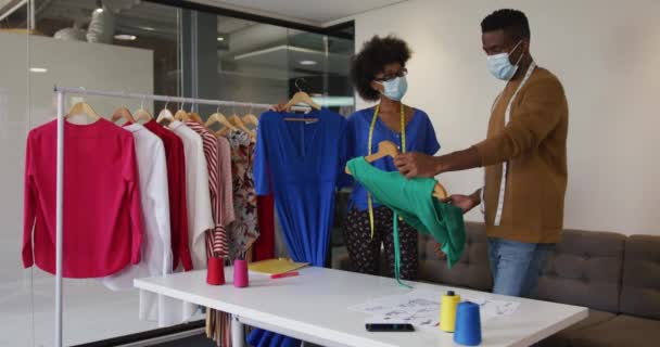 Afričtí Američtí Mužští Ženští Módní Návrháři Pracovních Maskách Nezávislý Kreativní — Stock video