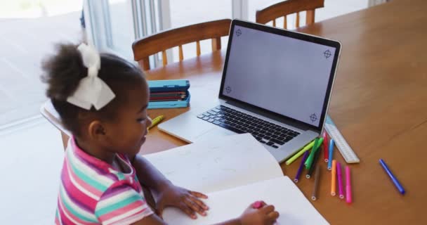 Menina Afro Americana Ter Aprendizagem Line Casa Usando Laptop Com — Vídeo de Stock