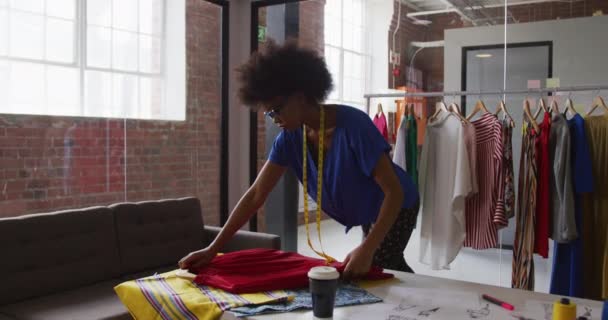 Afroamerikansk Kvinnlig Modedesigner Som Mäter Kläder Med Måttband Oberoende Kreativ — Stockvideo