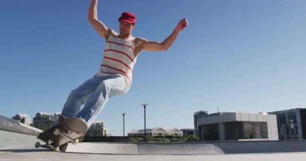 Blanke Man Paardrijden Springen Skateboard Zonnige Dag Rondhangen Het Skatepark — Stockvideo