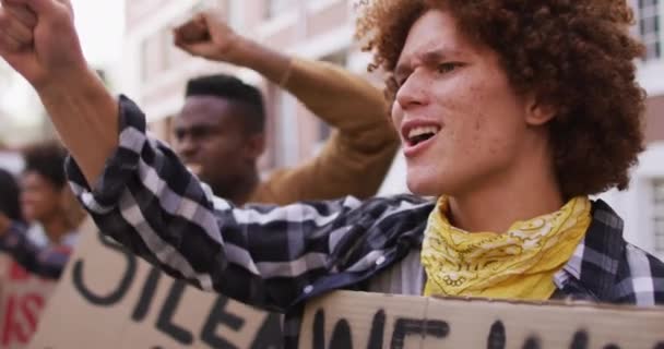 Diverso Grupo Hombres Mujeres Sosteniendo Pancartas Gritando Levantando Puños Durante — Vídeo de stock