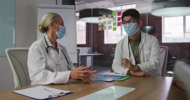 Diverse Mannelijke Vrouwelijke Artsen Met Gezichtsmaskers Brainstormen Vergaderzaal Medische Professionals — Stockvideo