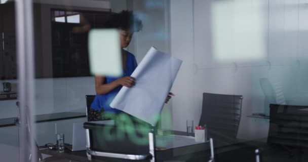 Afroamerikanische Geschäftsfrau Rollt Technische Zeichnung Auf Einem Tisch Besprechungsraum Aus — Stockvideo