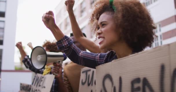 在抗议活动中 持标语牌的男女人群使用扩音器大喊 游行示威中的平等权利和正义抗议者 — 图库视频影像