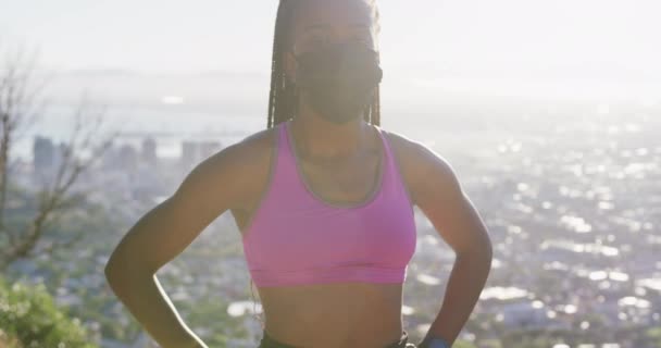 Retrato Una Mujer Afroamericana Usando Mascarilla Pie Aire Libre Deportes — Vídeos de Stock