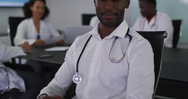 Πορτρέτο Του Αφροαμερικανού Γιατρού Που Κάθεται Στην Αίθουσα Συσκέψεων Κοιτώντας — Αρχείο Βίντεο