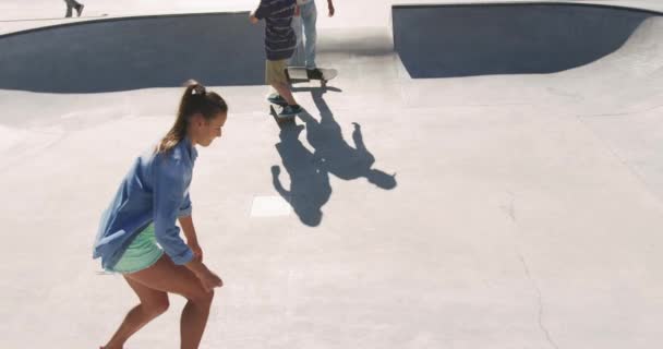 Кавказька Жінка Двоє Друзів Чоловічої Статі Катаються Скейтборді Сонячний День — стокове відео