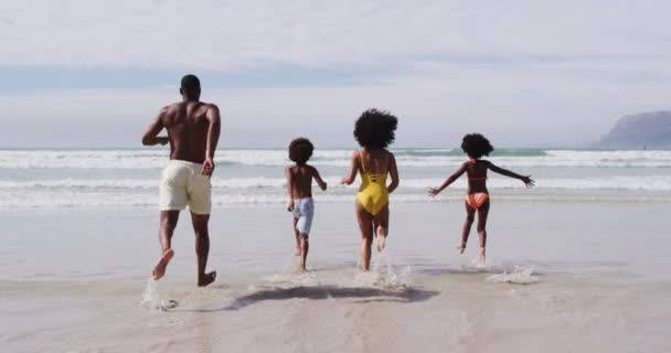 Genitori Afroamericani Due Bambini Che Corrono Spiaggia Famiglia Tempo Libero — Video Stock