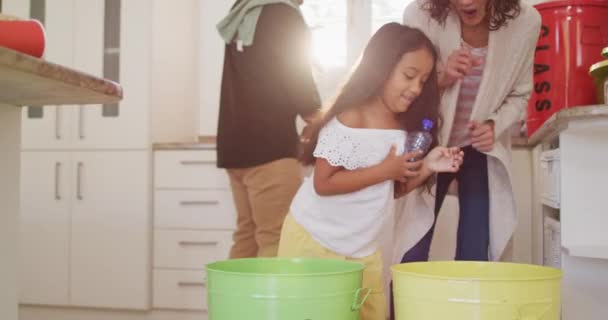 Latynoscy Rodzice Córka Uczą Segregacji Plastikowych Śmieci Domu Izolacji Podczas — Wideo stockowe