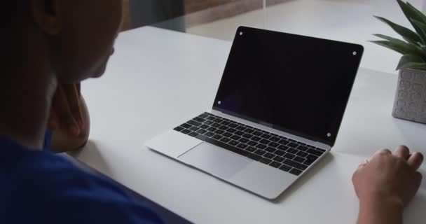 Empresária Afro Americana Sentada Mesa Com Videochamada Usando Laptop Com — Vídeo de Stock
