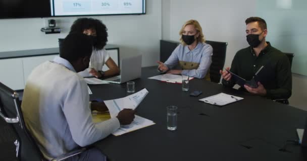 Groupe Diversifié Collègues Affaires Portant Des Masques Dans Discussion Dans — Video