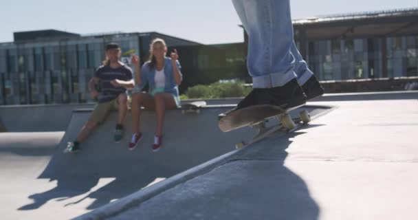 Kaukasische Frauen Und Männer Feuern Ihren Skateboard Fahrenden Freund Einem — Stockvideo