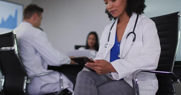 Blandet Race Kvindelig Læge Sidder Mødelokale Ved Hjælp Tablet Ser – Stock-video