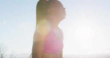 Afrika kökenli Amerikalı kadın gün batımında dışarıda egzersiz yapıyor kırsalda dinleniyor. sağlıklı açık hava yaşam tarzı fitness eğitimi.