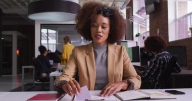 Melez iş kadınının bilgisayarın önünde videolu konuşması çok güzel. bağımsız yaratıcı tasarım işi.